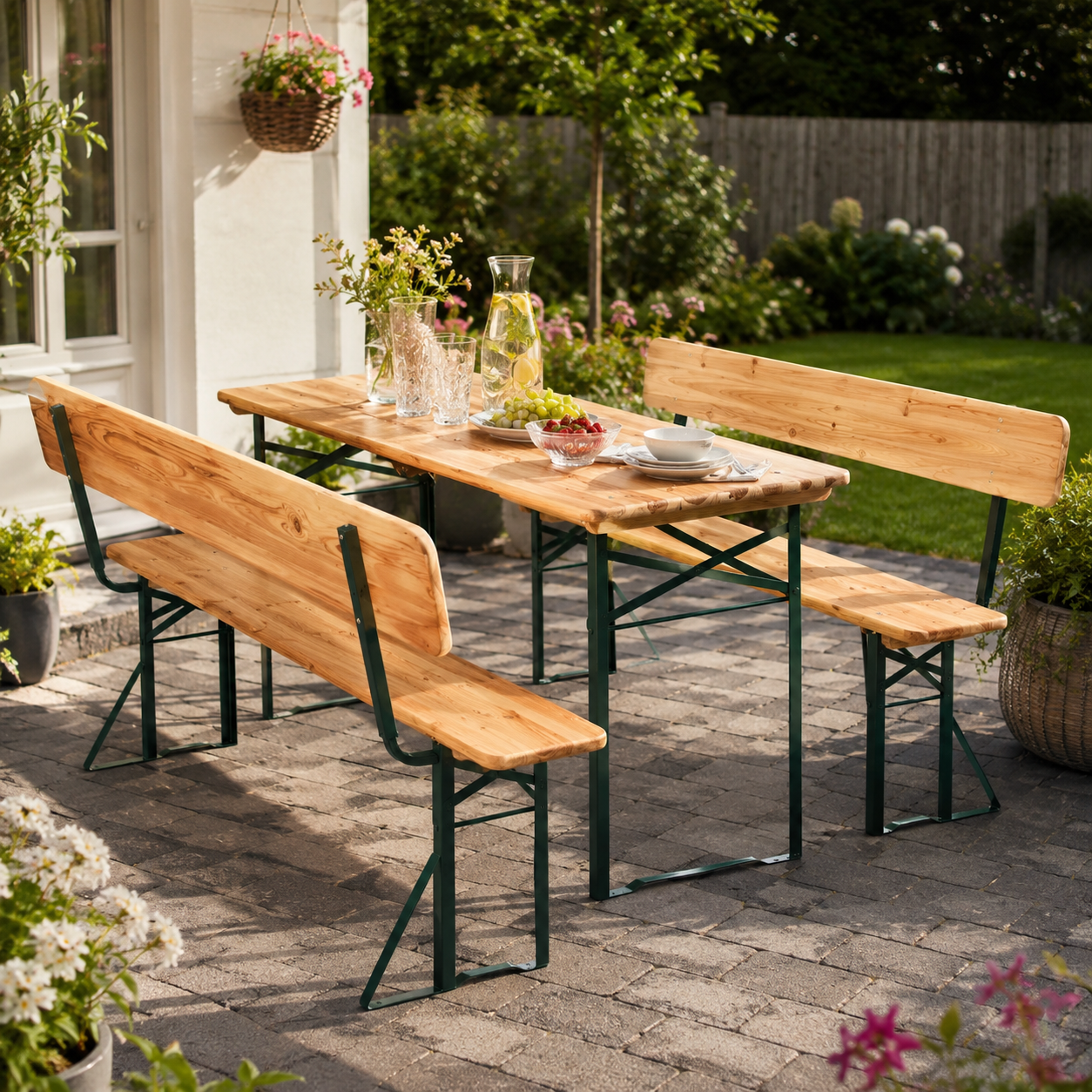 Ensemble table et bancs de brasserie en bois avec table dressée dans le jardin