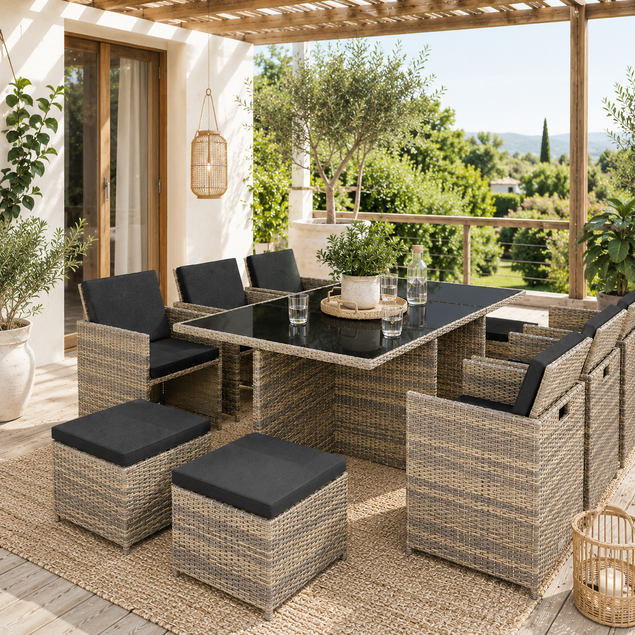 Salon de jardin en résine tressée avec table et poufs sur une terrasse couverte