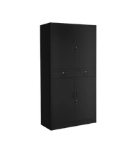 Armoires métalliques de bureau sur fond clair