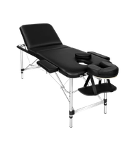 Tables de massage sur fond clair